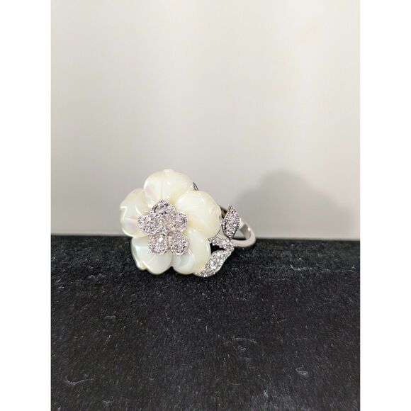 White Pearlescent Petals Rhinestone Center and Petal Ring Size 7.25 - Picture 6 of 10